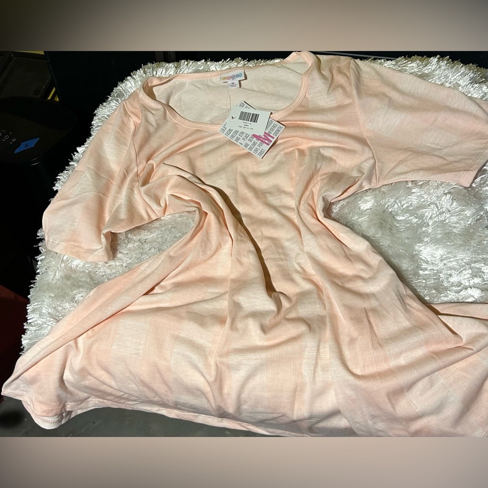 Beautiful LuLaRoe Perfect Tee in pinks/white plaid!